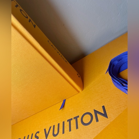 New Louis Vuitton book CATWALK coffee table collectible book - Picture 16 of 17